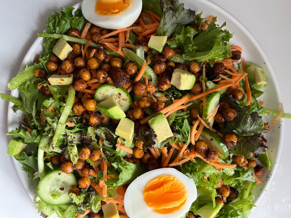 plantbasedvibes's tweet image. salad o&apos; clock #plantbasedvibes  🤰🏽