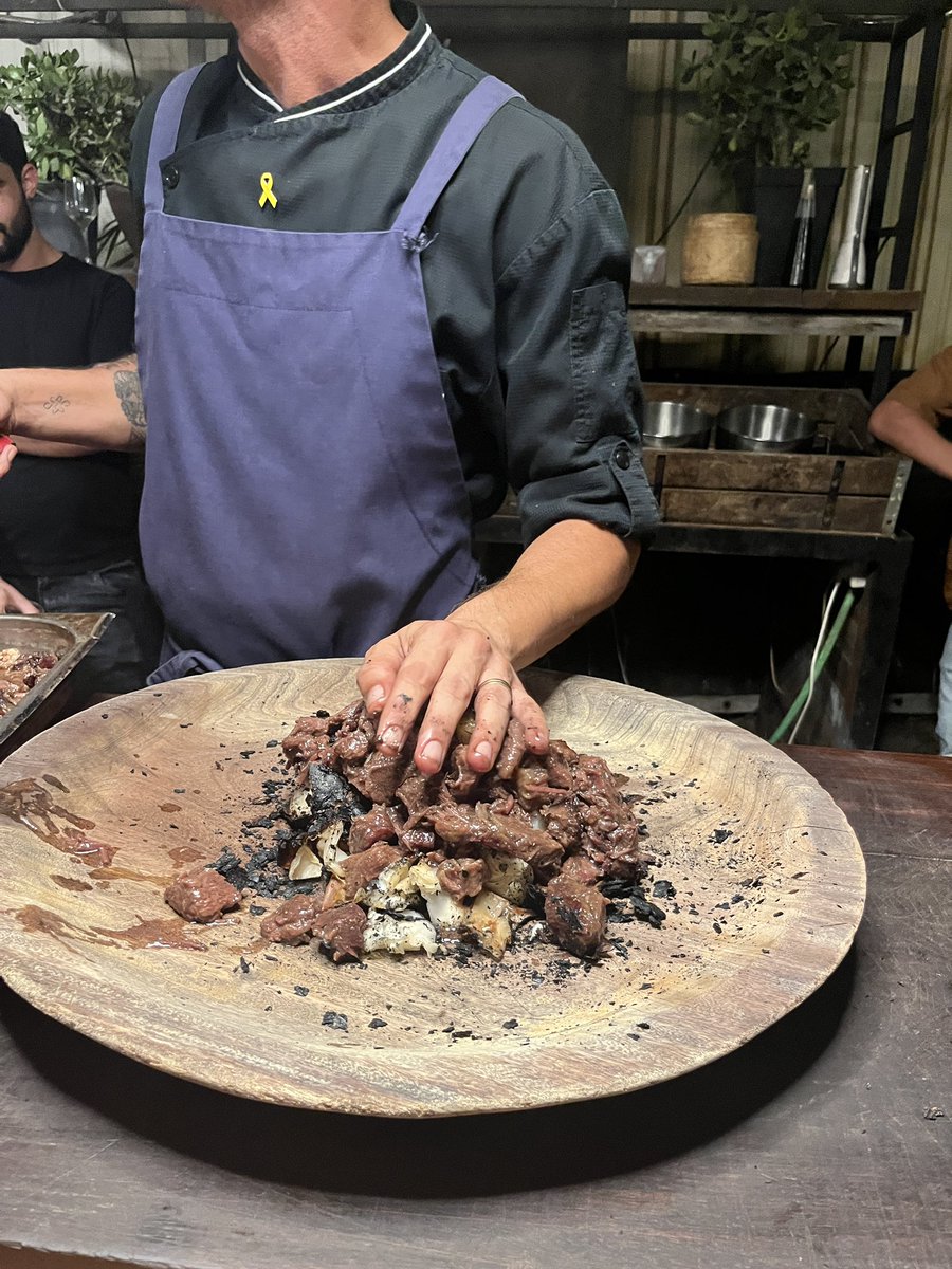 RonNimrod's tweet image. קרנבל של בשר זו אגדה, אבל אי אפשר לישון ככה, כיסחו לי את הצורה!