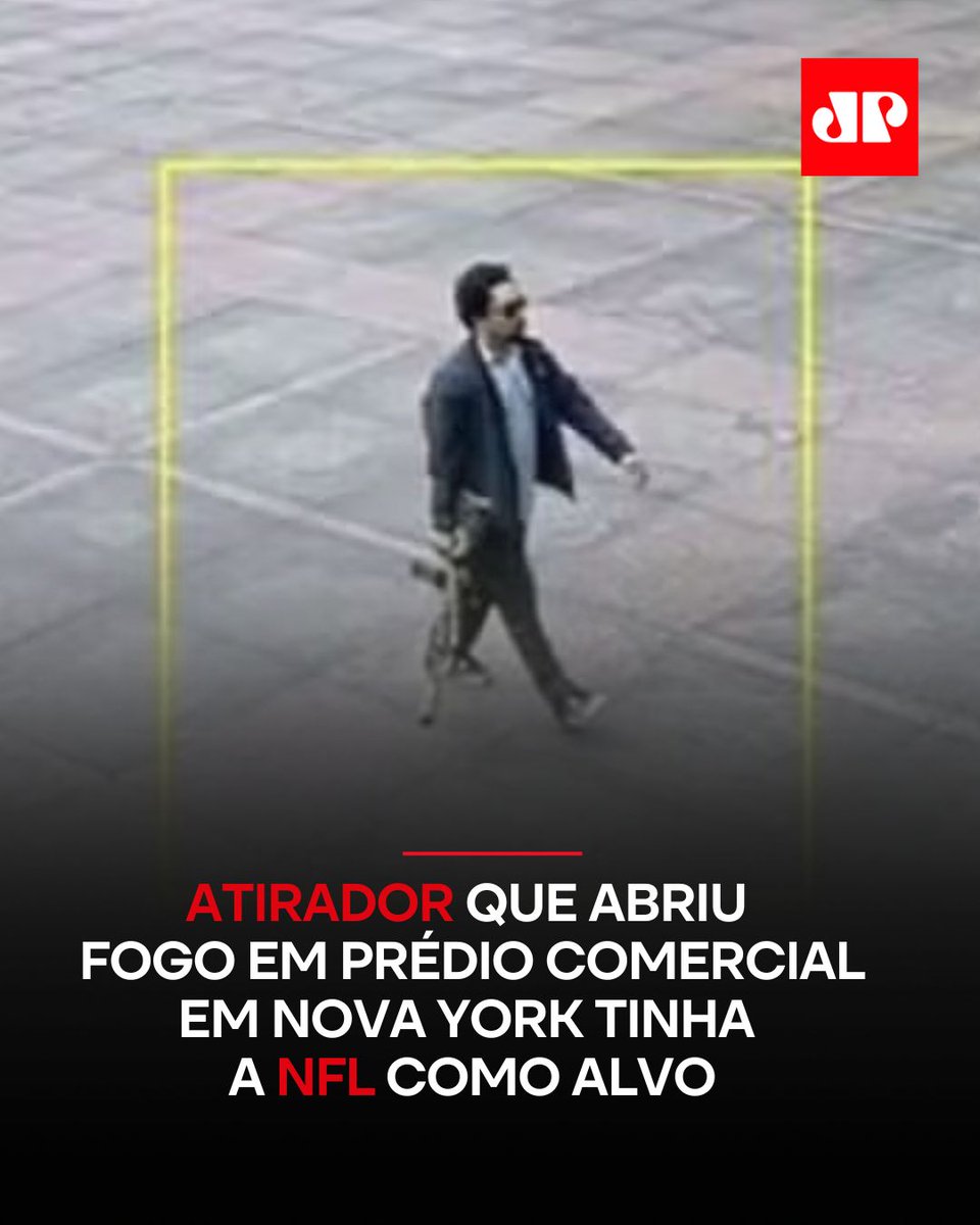 Dois jogadores de futebol americano masculinos que jogam durante o jogo do  esporte no revestimento da, image size:960x1200