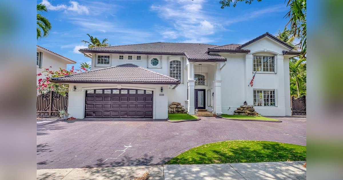 MediaBoost5's tweet photo. Residential | 6 bedrooms | 5 bathrooms | 4647 sq. ft. | 0.21 acres |  MLS A11807489. Call Elio  Casanas for a private showing (305) 992-8823