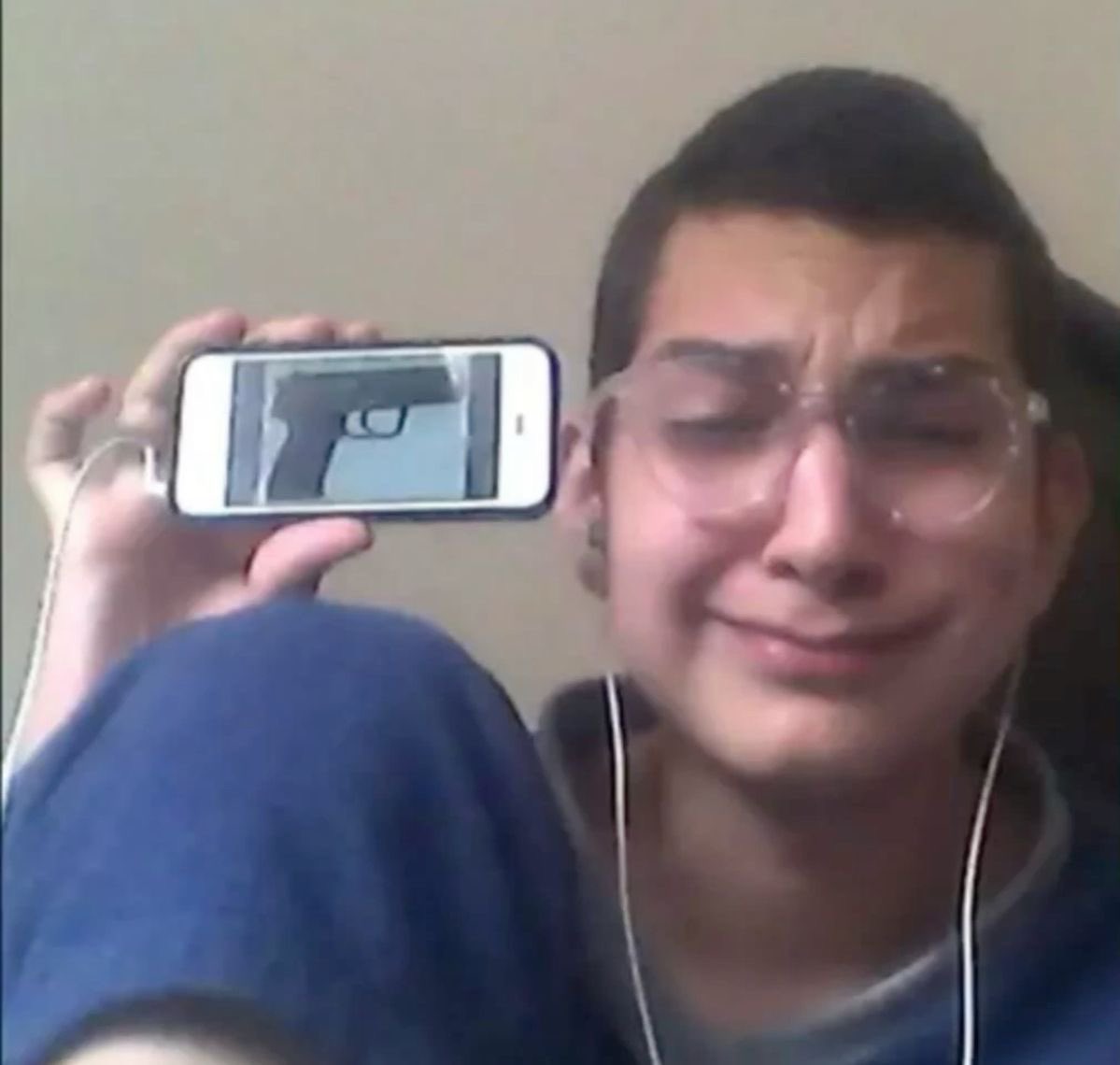 Questo piange, non vuole uscire con la tentatrice, sta tentennando…tra un mese stanno di nuovo insieme. Ary mi dispiace per te il viaggio nei sentimenti finisce qui 
 #temptationisland