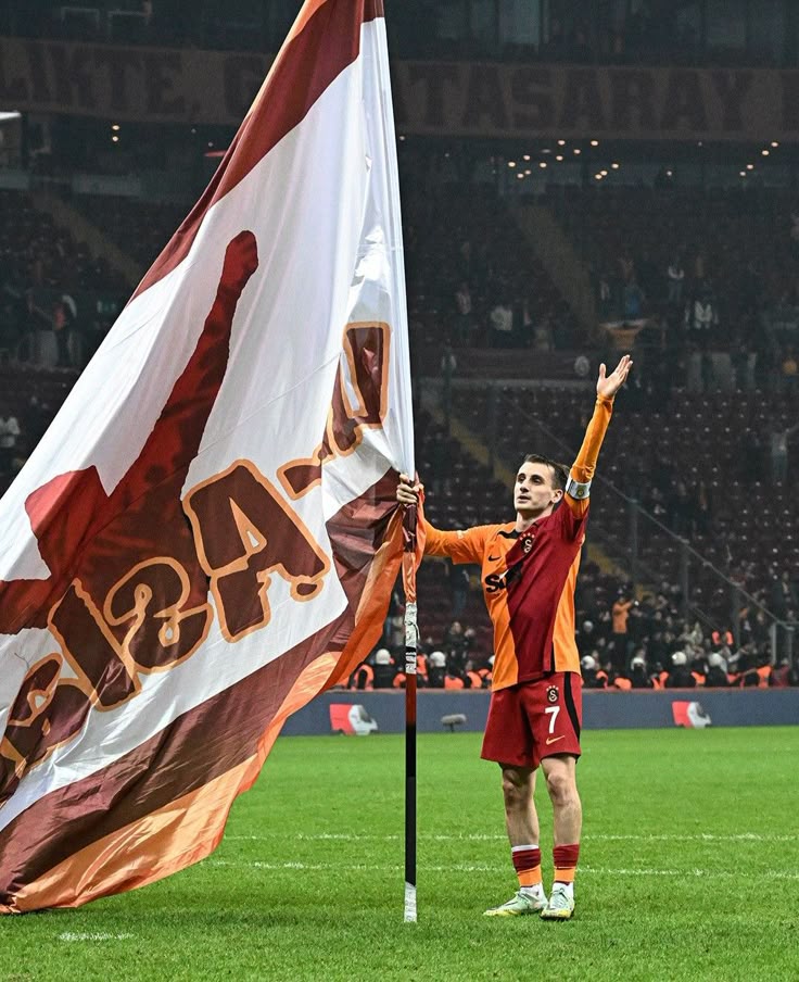 Galatasaray'a bedavaya geldi.
Bonservis kazandırarak ayrıldı.
2 şampiyonlukta pay sahibi oldu.
Bir sezon kümede tuttu.
Asist kralı oldu. 
Her fırsatta galatasaray'a sevgisini dile getirdi.
Tüm bunlara rağmen ilk fırsatta çıkan haberlere inanıp sar baştan nankörlük yapıyorsunuz.