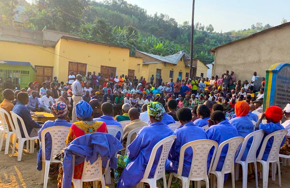 RubavuDistrict's tweet photo. Kuri iki gicamunsi, mu tugari twose habaye inteko z'abaturage aho Abayobozi bazitabiriye.Meya @promulindwa yayitabiriye mu Murenge wa Nyamyumba,Visi Meya ushinzwe iterambere ry'ubukungu ayitabira muri Rugerero mu gihe Visi Meya ushinzwe Imibereho Myiza ayitabiriye muri Cyanzarwe. https://t.co/dcbjh3EaXj