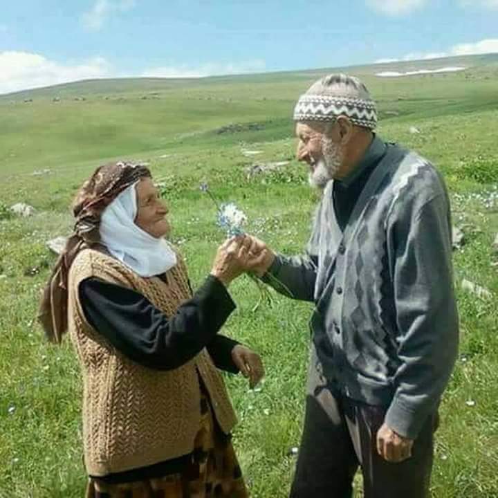 Allah (cc) Kâinatı yarattı, insanları, zamanı ve devranı yarattı. 

Fakat en başında muhabbeti yarattı. 

Bütün bu hayat, bir muhabbet hatırınadır. İnsanın yeri neresidir dersen, ne malda ne mülkte ne de şöhrette, bir gönülde bulduğu muhabbetten başka bir yerde değildir...