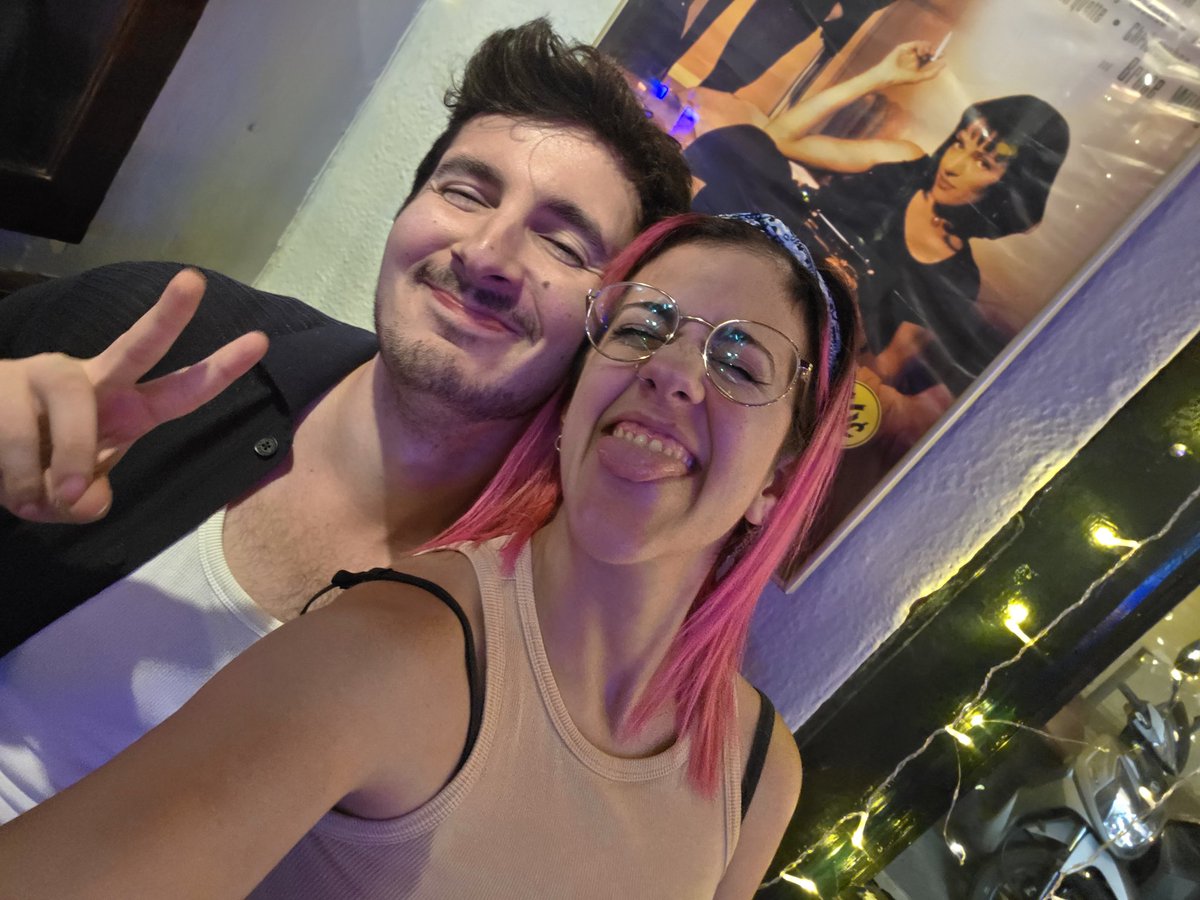 Doble Simón al precio de 1. Lo adorable que es 🥰🥰🥰🥰🥰 <a href="/DarthSimoncio/">Eyes of Simoncio</a>