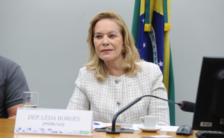 Projeto que cria reserva de vagas em estacionamentos para gestantes e crianças de colo é aprovado em comissão. A relatora é a deputada <a href="/ledaborgesm/">Lêda Borges</a>. [PL 8650/2017] Confira: cd.leg.br/TYjC_WChZl