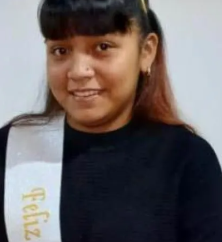 desaparecidaorg's tweet photo. Nahiara Abigaíl Videla Andrade tiene 15 años, desapareció el 25/7 en Viedma, Río Negro. Es delgada, altura 1,55. Vestía campera color rosa con negro, puff rosa, calza azul, zapatillas negras y mochila rosada. Se hizo la denuncia. Por favor avisar #Urgente al☎️ 101 o 911

#Viedma https://t.co/kyq4emCtfL