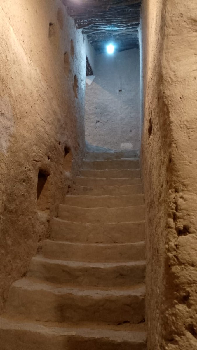 قال جميل في بثينه 
وإنّي لَأرضى مِن بُثينةَ بالذي
لوَ ابصَرَه الواشي، لَقَرّتْ بَلابِلُهْ
بِِِـلا وبألاّ أستطيعُ وبالمُنَى
وبالوعدِ حتى يسأمَ الوعدَ آملُهْ
وبالنظرةِ العَجْلَى وبالحَوْلِ تنقضي
أواخِرُه لا نلتقي وأوائِلُهْ
تصويري 
يتبع 
#مساء_الخير
#شقراء