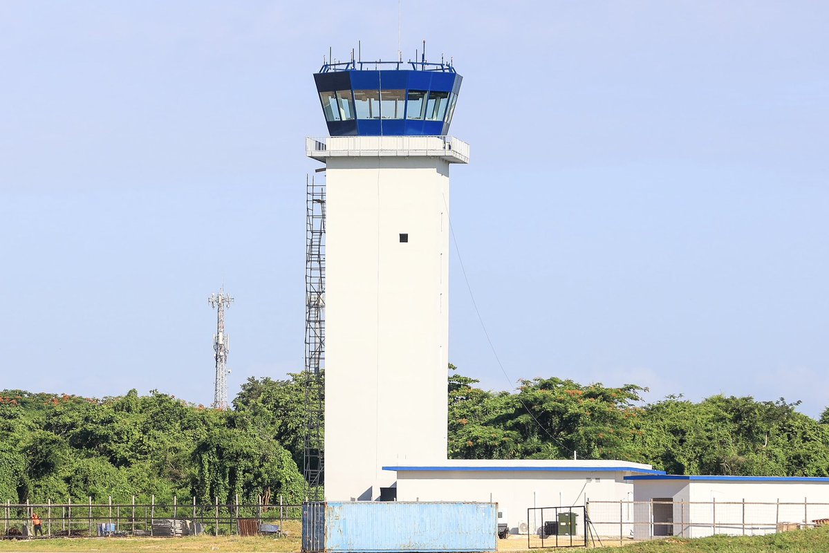 Junto al presidente @LuisAbinader visitamos la Base Aérea de San Isidro, desde donde le mostramos los avances de construcción de la Torre de Control y la instalación del DVOR-DME (Radiofaro Doppler Omnidireccional con medidor de distancia). Equipos de última generación que