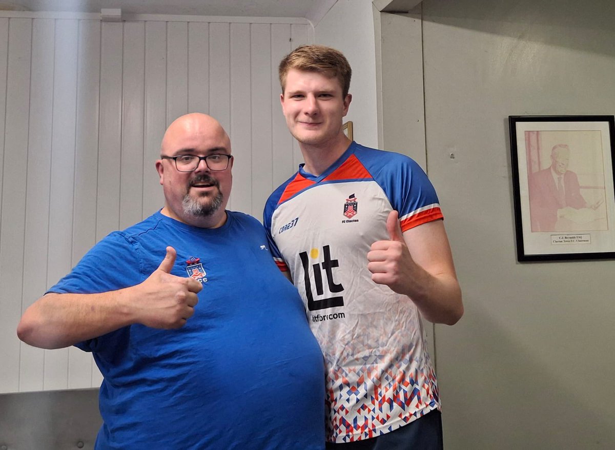 🚨| MOTM:

Tonight’s <a href="/litfibre/">Lit Fibre</a> Man of the Match is Mitch Goddard!👏🏻👏🏻

Pictured with club secretary Karl “Tractor” Sillett!💙❤️

#Seasiders #FCC #Clacton #Essex