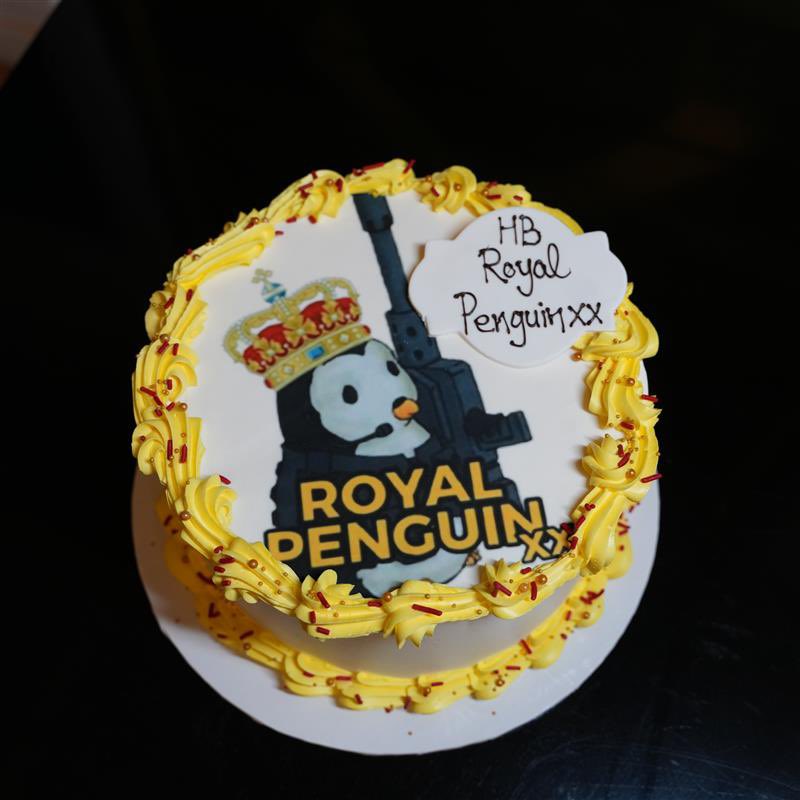Royal_Penguinxx's tweet image. I’m visiting Ubisoft Montreal Office and they are amazing ❤️😂 they literally threw me a suprise birthday party and made me a whole cake , no words for how grateful I am , love you guys ❤️ @Rainbow6Game @UbisoftMTL