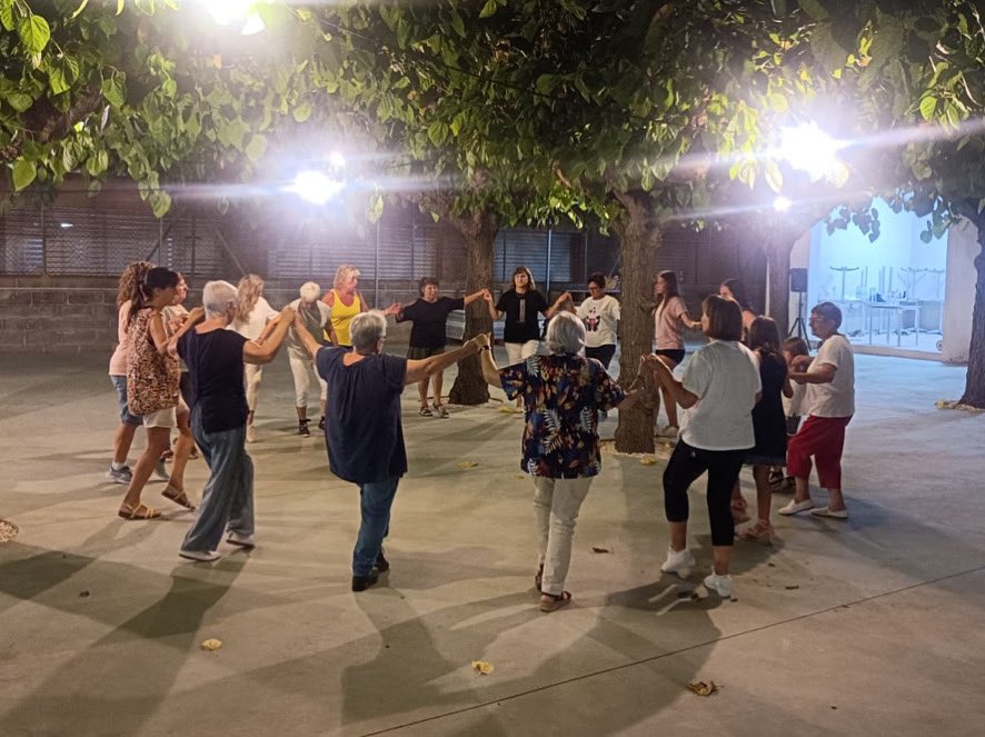 Sardanes 👗 | Aquest vespre hem finalitzat el curs d’estiu de sardanes a Vila-rodona impartit pels membres del Foment de la Sardana cada dimarts de juliol.

#UAFValls