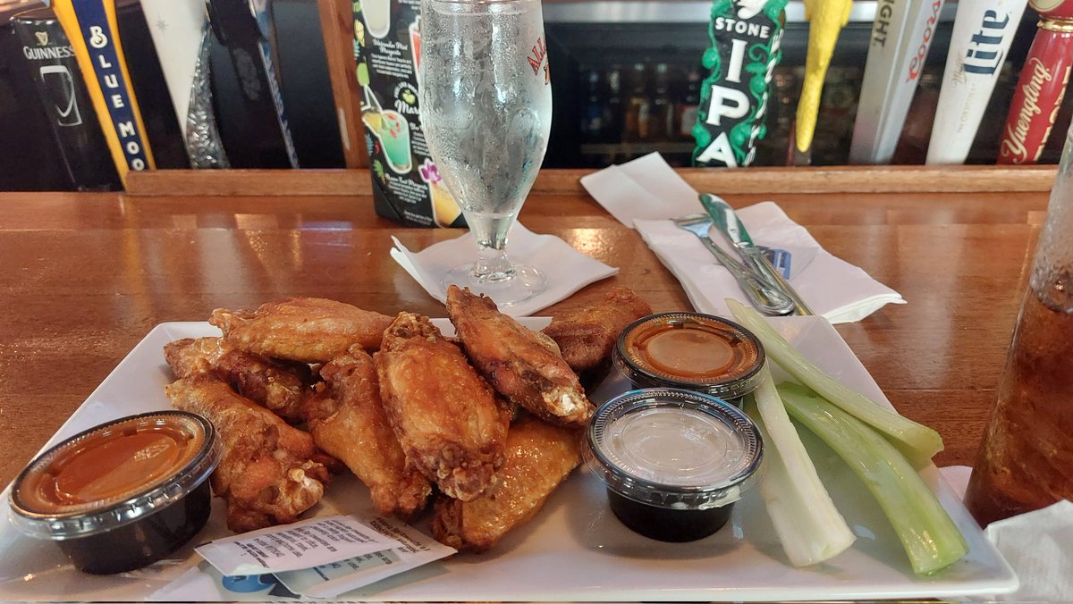 GearPred's tweet image. Low carbing on National Wing Day at #unos not bad.