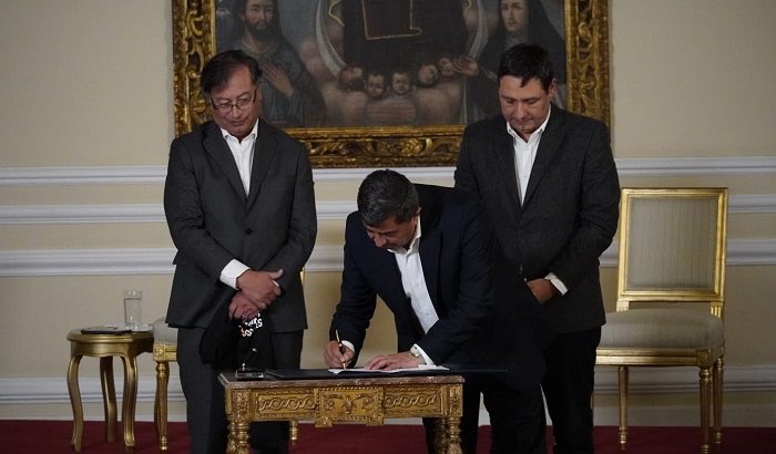 Un gran amigo de Petro.
Se robó TRES MIL MILLONES DE PESOS ($3.000’000.000) de la UNGRD, según la Fiscalía. Y quería sobornar con $13 mil millones a Olmedo y Esneyder para que no lo mencionaran, según grabaciones. 

Un juez ordenó enviarlo a la cárcel.
Y ya está condenado a 10