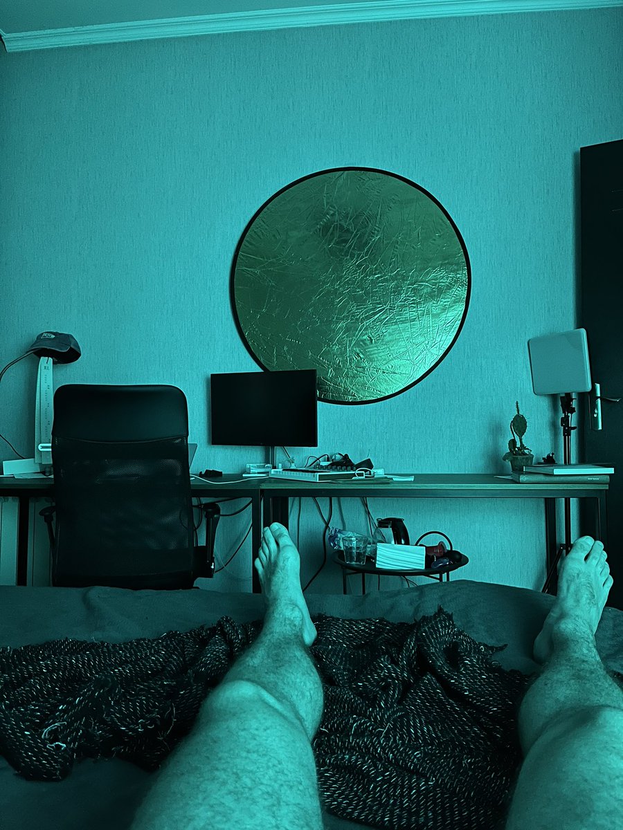 Выделил отдельную комнату под кабинет. Уже удобно, но я всё ещё продолжаю обустройство📀

Приятно уходить отсюда «с работы» в другую комнату. Такой вот life work balance💅

А что вы бы добавили в кабинет? 🫵🏻