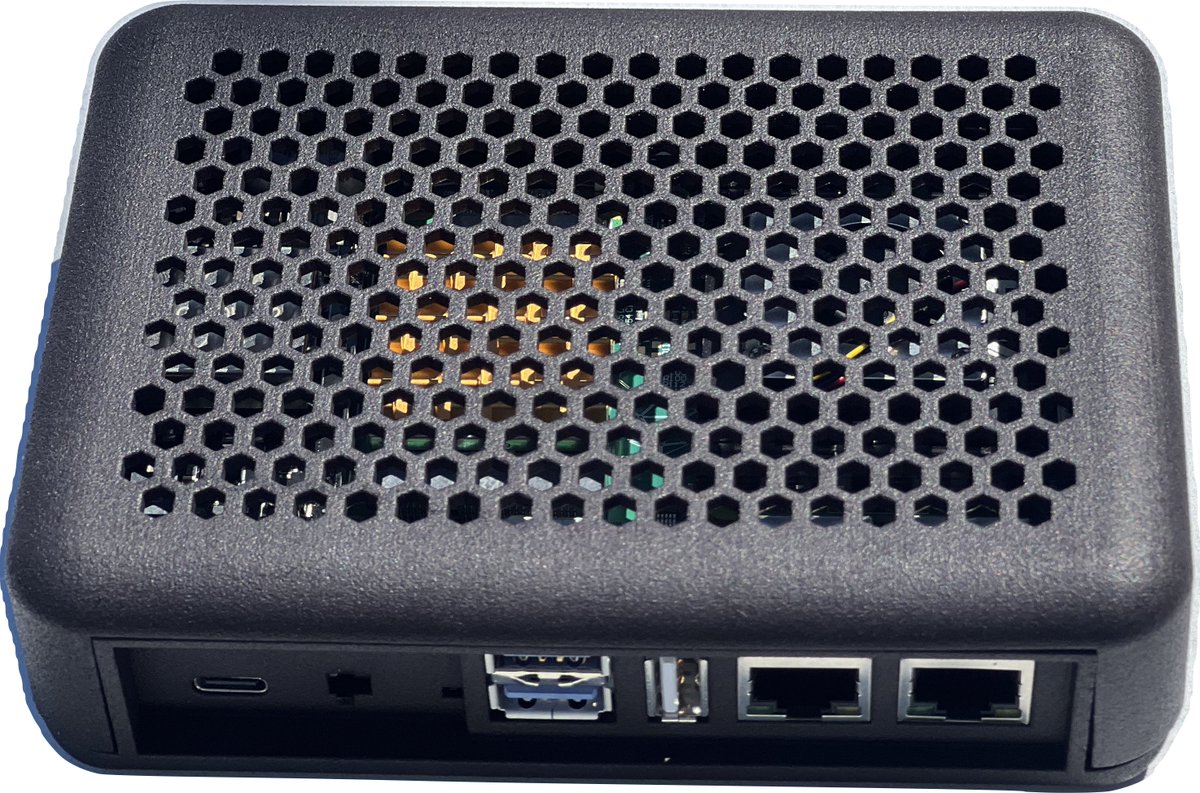 spr_networks's tweet image. Uncloud your network  with a new self-hosted WiFi 6 Router.  Featuring PoE+ over a 2.5Gbps Port, USB-PD, on a modular carrier board.

Powered by the upgradable @Raspberry_Pi Compute Module 5.  supernetworks.org/compute-board.… 

Shipping today for $399.99