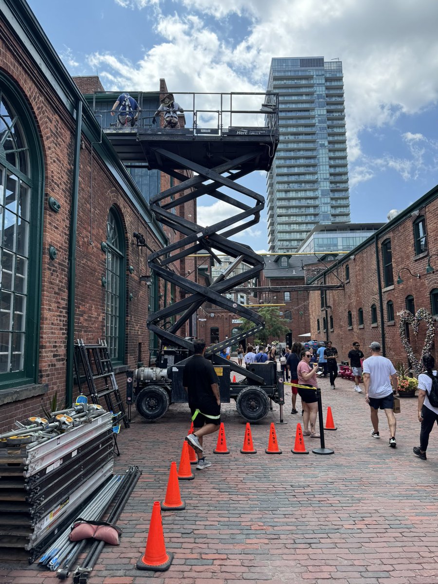 Season 3 filming of Tell Me Lies in production right now in the Distillery! 

<a href="/TOFilming_EM/">Toronto Filming</a> #toronto #tellmelies