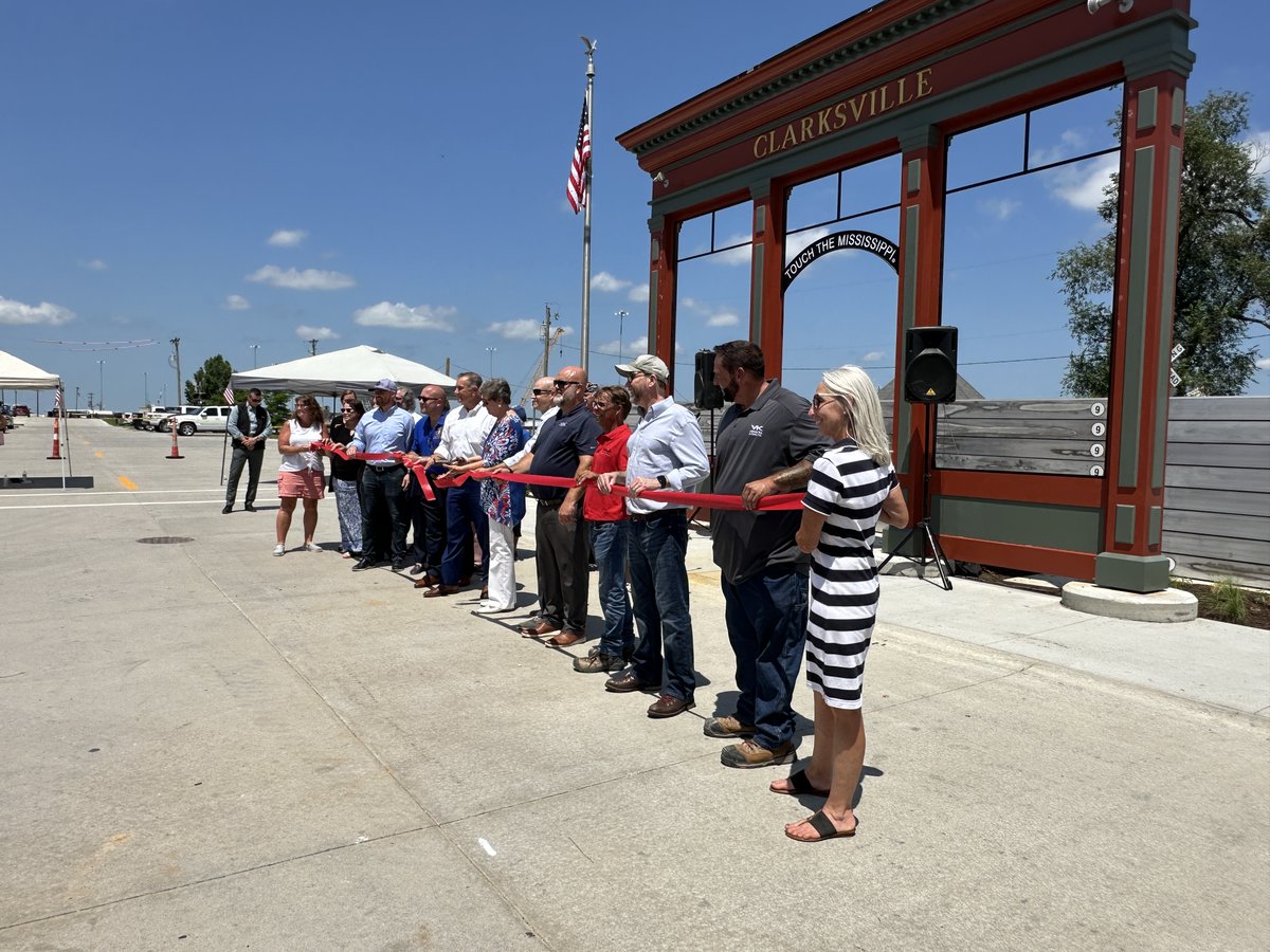 FloodControlAm's tweet photo. Today’s ribbon cutting ceremony for Flood Control America’s removable floodwall system in Clarksville, Missouri, was incredible! As Governor Mike Kehoe said at the ceremony, “This is a great day for the State of Missouri and the City of Clarksville.” Cheers! #FloodControl https://t.co/NTSdPJAYDa