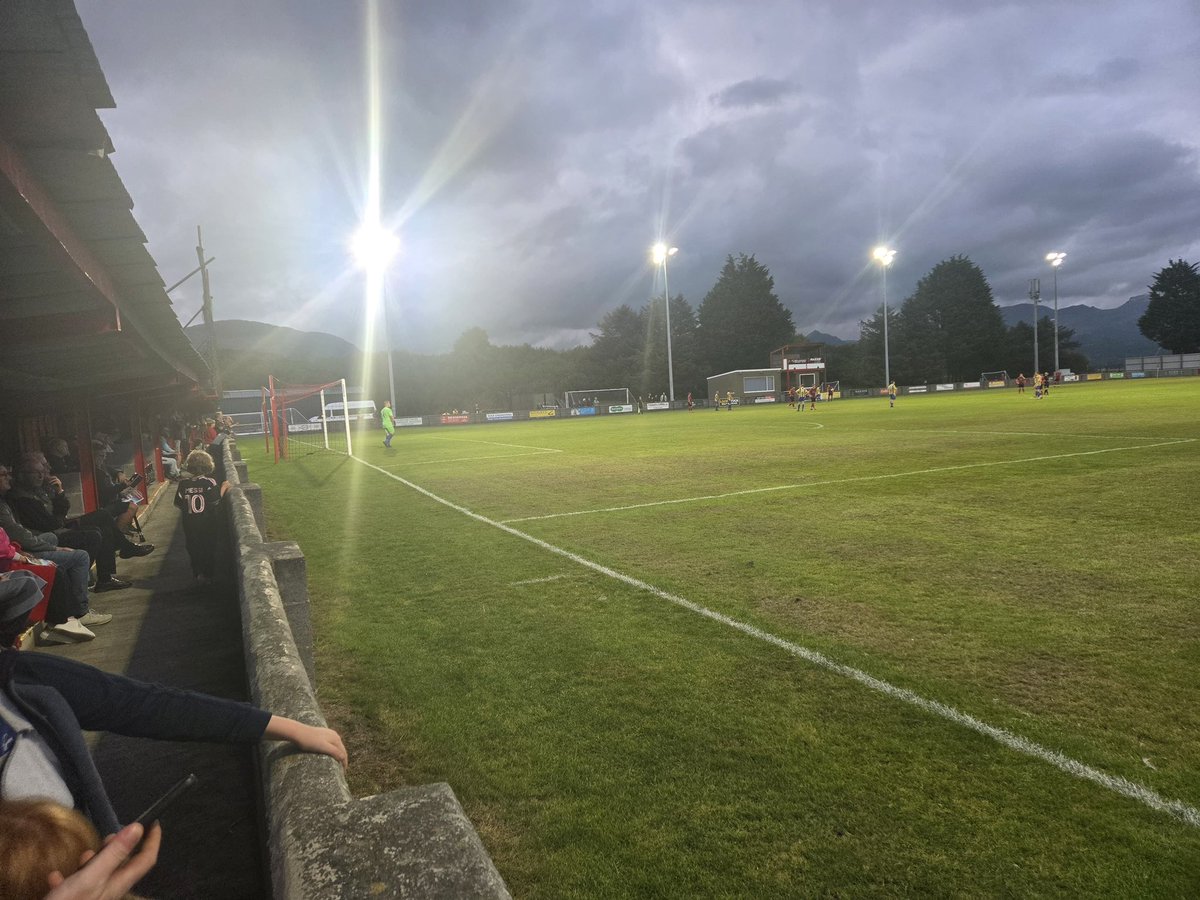 evs_jode's tweet image. First game of the season! @CPDPorthmadogFC  beating @PenPhoenixFC  7-1. Great match at a lovely ground! Definitely be back. Diolch for the welcome. Pôb lwc for the season @CPDPorthmadogFC !