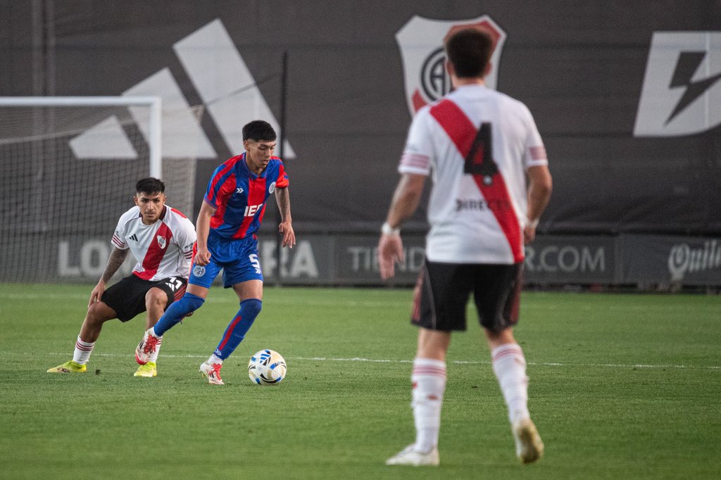 ⏱️ Arrancó el segundo tiempo

⚽️ River 2 - #SanLorenzo 0

📺 Miralo en vivo por lpfplay.com

¡#VamosCiclón! 💙❤️