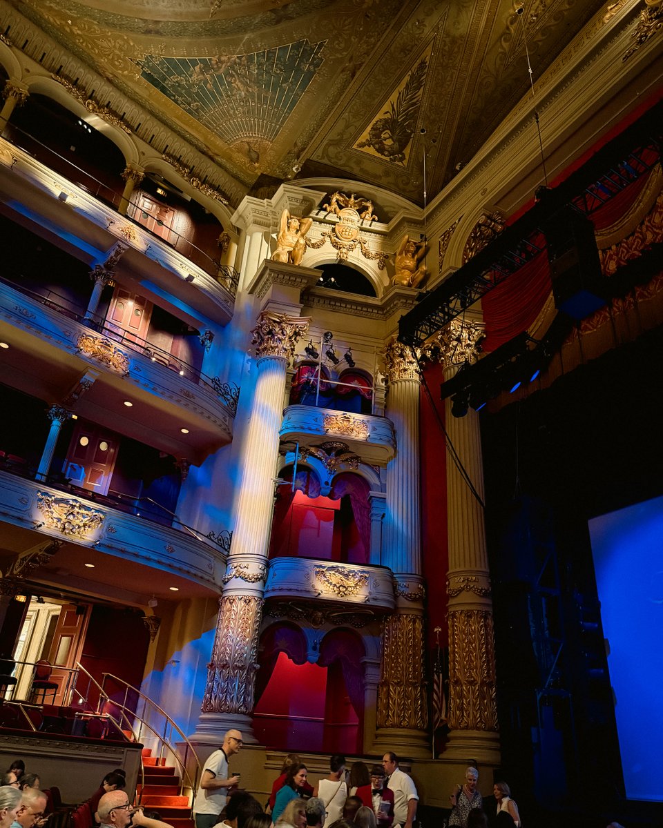 HGHayman's tweet image. Just saw Life of Pi at the Academy of Music. More than a play—it's a spiritual ride wrapped in beauty, belief &amp;amp; a tiger named Richard Parker. The venue? Pure gold. Go feel something. 💫

#LifeOfPi #PhillyTheatre #RichardParker #AcademyOfMusic #GoFeelSomething