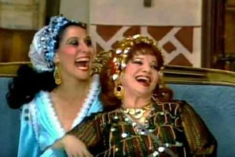 القاضي:طالبه الطلاق ليه؟؟
الزوجه:طلع مختل عقليا
القاضي:عرفتي ازاي
الزوجه:ظبطته بيعبي ازايز رز و عدس و بيرميها في البحر
القاضي:ليه؟
الزوجه: ابن الموكوسه بيكتب عليها غزه فاكر نافسه بيبعت رسالة واتساب
انفجر القاضي من الضحك و من في المحكمه و الشعب المصري و الشعوب المجاوره.