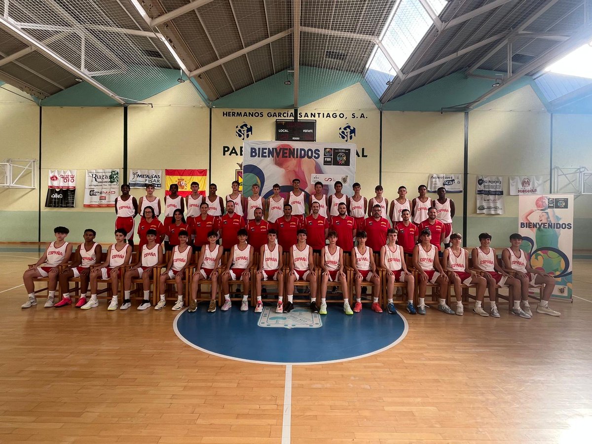 Íscar, capital de la 𝙁𝙊𝙍𝙈𝘼𝘾𝙄𝙊́𝙉 masculina 😍

Foto de familia de la #U12M 🇪🇸 y #U13M 🇪🇸

#SomosEquipo