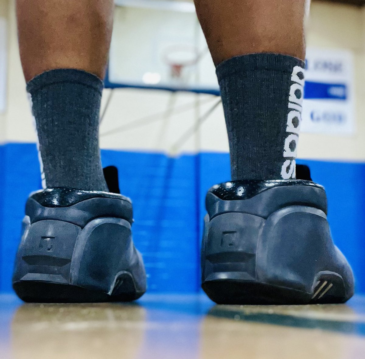 kb8thekid's tweet photo. Another day another session. Today I’m rocking the OG @adidasHoops Kobe 2. With the frobe on the back! #wdywt #kotd #frobe #adidas #adidasbasketball @adidas #adidaskobe2 #kobe2 #rememberyouhatethem #yetsoldout 😂 https://t.co/ac7lPSRTDl