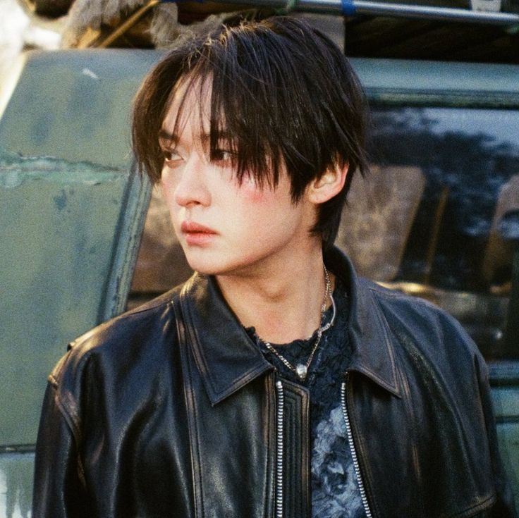 milyyyypp's tweet image. cien años // #os #minchan
En un pueblo donde amar a otro hombre era pecado, Chan y Minho vivieron un amor en silencio. Décadas después, se reencuentran. No quedan promesas, solo miradas… y el amor que nunca murió.