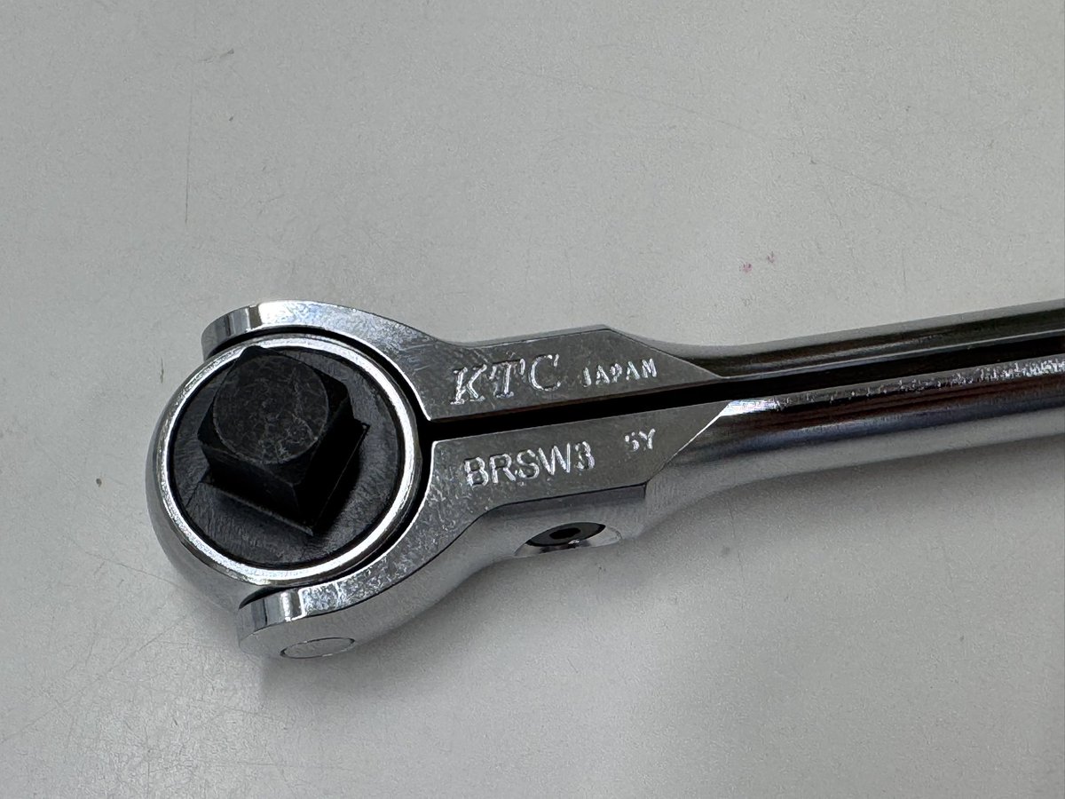 pyococyan's tweet image. KTCの9.5sqスイベルラチェットハンドルコンパクトショートBRSW3を購入しました。
回転レバーの切り替えに難ありと評価はあるもののそこまで頻繁に使うことがないので気にはならないと思います。
垂直にしてドライバーのように回せるのが良いです。