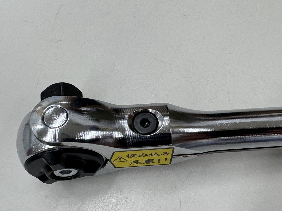pyococyan's tweet image. KTCの9.5sqスイベルラチェットハンドルコンパクトショートBRSW3を購入しました。
回転レバーの切り替えに難ありと評価はあるもののそこまで頻繁に使うことがないので気にはならないと思います。
垂直にしてドライバーのように回せるのが良いです。
