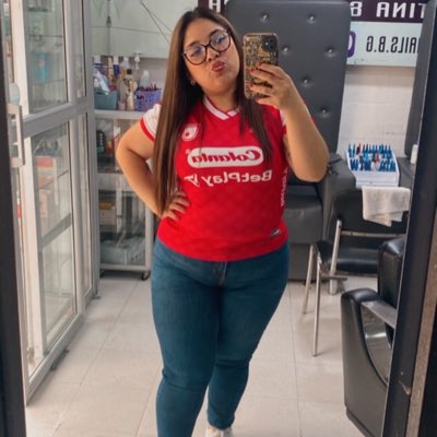 Lo que le sobra a usted en triglicéridos le falta en vergüenza y lucidez, no ve lo patética que se ve encarnizada con alguien a quien le dobla la edad? Con una mano en el corazón pero qué boleta 😩