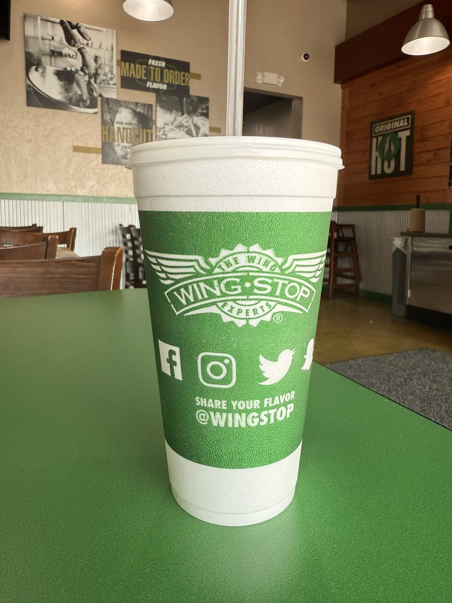 Jninej9j's tweet image. Don’t bother with the Free Wings.
The app and website totally crashed and the store won’t honor the promotion w/o online order
#freewings #wingstop #wingstopad #NoFreeWings