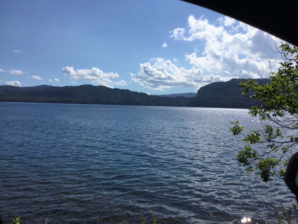 #十和田湖

十和田湖畔をのんびりドライブしています🚗
湖面や緑が美しく、とても気持ちいいです😀
これから奥入瀬渓流に向かいます♬