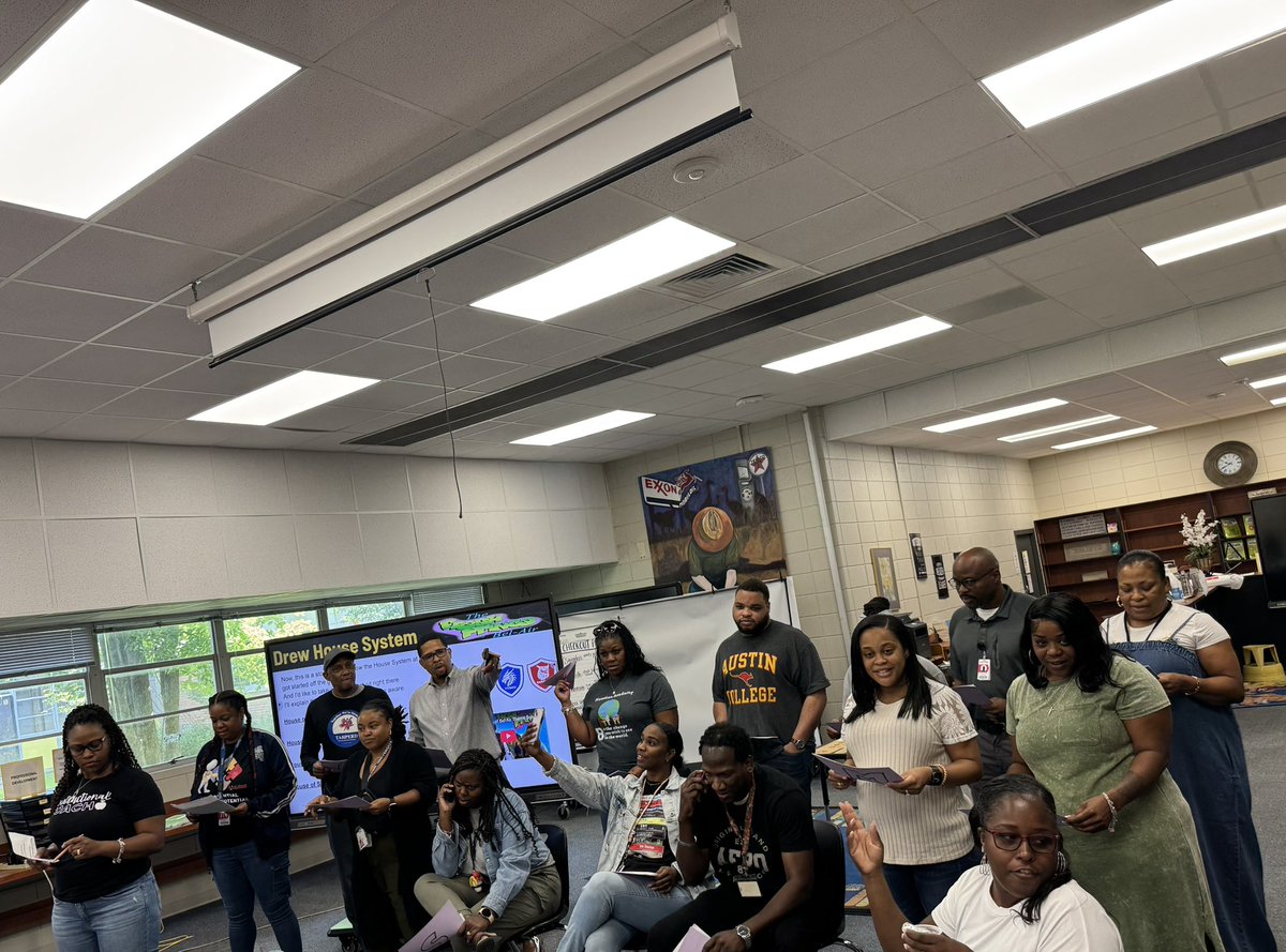 Drew_AISD's tweet image. 🎶 Being a Math, Science &amp;amp; Fine Arts themed magnet school, today, teachers created &amp;amp; performed song verses—blending creativity with instruction! A fun PD that doubled as a strategy to boost student engagement &amp;amp; learning through music. #ArtsIntegration #STEMtoSTEAM 🎤📚✨