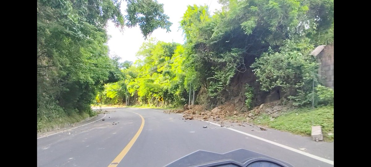idiaz83's tweet photo. Múltiples derrumbes en la zona de la pedrera carretera a Frontera Las Chinamas en Ahuachapán después de los temblores de esta tarde. https://t.co/A4iPuhjtn0