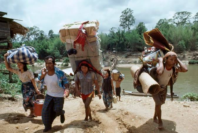 <a href="/AarTee33/">आरती सिंह</a> <a href="/ParmarA03/">Arti Singh</a> <a href="/pareeknc7/">Narpati C Pareek 🇮🇳</a> <a href="/madhuleka/">मधूलिका सिंह</a> <a href="/Lekhni_/">लेखनी</a> <a href="/alokrsrivastav/">Alok Ranjan Srivastav</a> <a href="/ArchanaVed/">Archana Sharma</a> <a href="/arorafbd/">arora 🇮🇳</a> <a href="/ashishb15531661/">ashish bhatt</a> <a href="/vds31175/">Baaten साहित्य की</a> <a href="/jaincp61/">chandra prakash jain</a> <a href="/VineshGaba/">Vinesh Gaba</a> <a href="/kr0271amit/">अमित🇮🇳</a> <a href="/mkanoujia78/">Manoj Kanaujia (Rajak)</a> <a href="/SatishTangri/">satish kumar tangri</a> <a href="/ShwetaJha24/">Shweta Jha</a> <a href="/yourVirat/">वि_रा_ट★कु_मा_र</a> <a href="/margret_017/">Margret.</a> <a href="/SrRuhil/">Surender Ruhil</a> <a href="/dhirendra0612/">Dhirendra Mishra</a> <a href="/tripathiarun123/">Arun Tripathi</a> <a href="/Sksio3/">सन्तोष 'एहसास'</a> <a href="/MengiKuldip/">Kuldip Mengi</a> <a href="/1000dineshshar1/">Dinesh Sharma</a> <a href="/ShivajiBhardw10/">Shivaji Bhardwaj</a> <a href="/DrPujaJha/">डॉ.पूजा✨</a> <a href="/vipranagarkar/">विजय नगरकर Vijay Nagarkar</a> <a href="/AlkaSoniB/">अलका 'सोनी' ( Poet & Author )</a> हम भिखमंगों की दुनिया में,
स्वच्छंद लुटाकर प्यार चले,
हम एक निसानी-सी उर पर,
ले असफलता का #भार चले।

अब अपना और पराया क्या?
आबाद रहें रुकने वाले!
हम स्वयं बँधे थे और स्वयं
हम अपने बंधन तोड़ चले !

~ भगवतीचरण वर्मा
#भार  #लेखनी ✍️