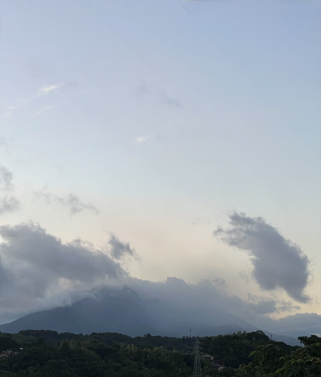 #おはようございます☀️

「暑い」しか出てきませんが少しでも
外に出ると汗が吹き出る感覚😅
職場では体調崩してる人も…💧

週の中日 ぼちぼち行きましょう☺️

今日も健康第一❣️で よろしく
お願いします✨
みなさまご自愛くださいませ🍀.*
#イマソラ
#桜島