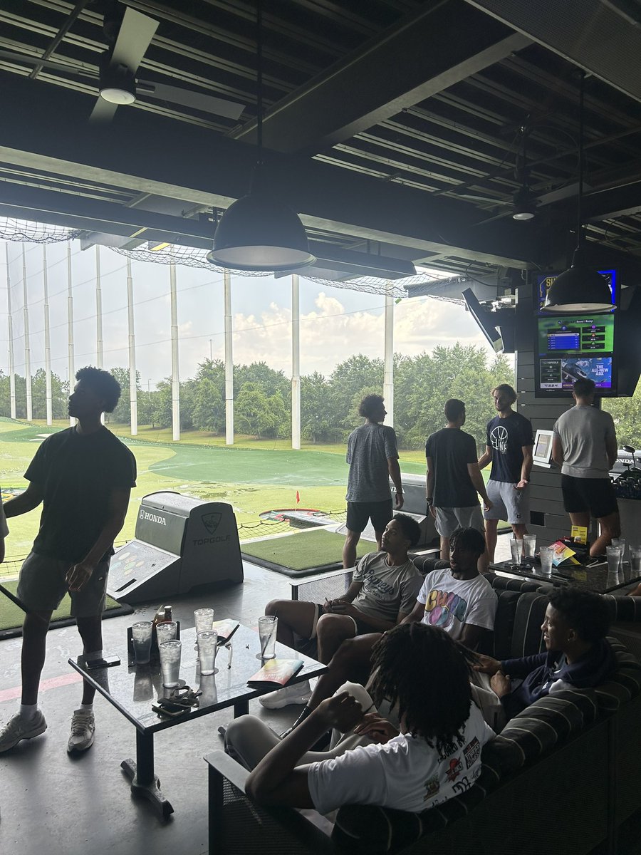 CoachKennen's tweet photo. @OspreyMBB have smooth strokes. Smooth swings? Maybe not so much. Not sure we will be much of a threat to @UNFGolf. Great way to finish up our Team Tuesdays for the summer @Topgolf. #Swoop #BirdsofTrey https://t.co/bawk3mhJng
