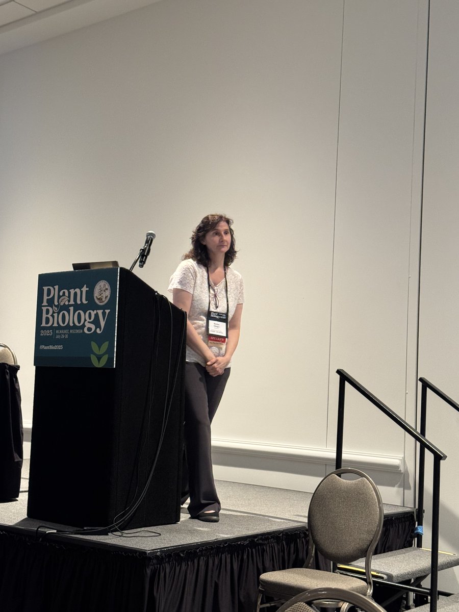 WALII Member Marisa Otegui gave a wonderful presentation this afternoon at the ASPB Conference on "Membrane Remodeling by ESCRT Proteins in Plant Cells."

#PlantBio2025