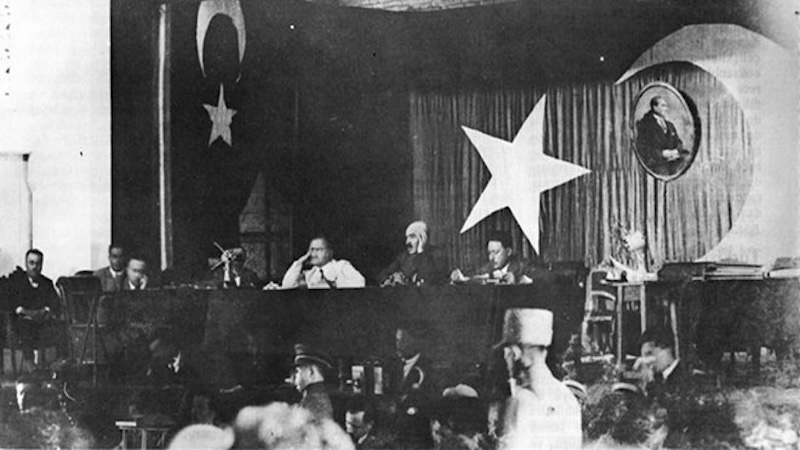 📌Ceride-i Havadis’ten Leman Dergisi’ne Sansür ve Linç Kültürü -IV
Kurucu kodlarını İttihat Terakki’ye borçlu olan genç Cumhuriyet ‘halk iradesi’ söylemine sarılacak ve her itirazı 'ulusal egemenlik'e yapılmış bir darbe olarak niteleyecektir
✍️Eylül Gökçin
alinteri10.org/2025/07/30/cer…