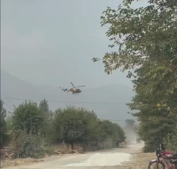دریائے سوات میں ڈوبتی ہوئی ایک فیملی کو بچانے کے لیے ایک بھی ہیلی کاپٹر میسر نہ تھا، لیکن آج باجوڑ میں نہتے اور بے گناہ عوام پر گولیاں برسانے کے لیے پانچ ہیلی کاپٹر فوراً پہنچ گئے! 
عوام کی جان بچانے کے وقت ریاست اندھی، بہری، گونگی اور جب ظلم کرنا ہو، پوری طاقت سے موجود!