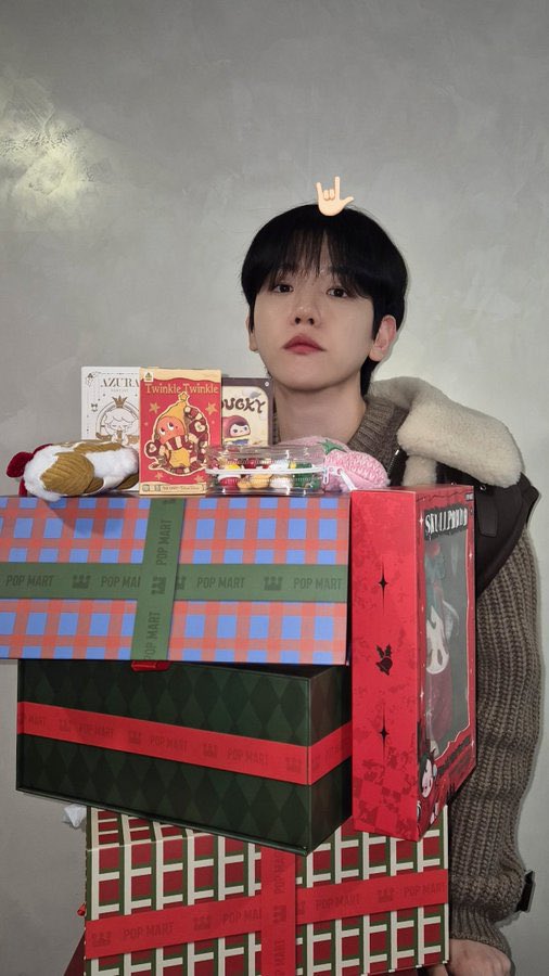 parkyoonhee65's tweet photo. baekhyun posted a story with christmas gifts on 241224 then two days later on 261224 chanyeol’s dad’s café posted a video of the same gifts unwrapped… so you’re telling me??? 👀🎁omg i’m gonna lose my mind😭
#chanbaek #찬백 #찬열 #백현 https://t.co/4AXXWmSNqz