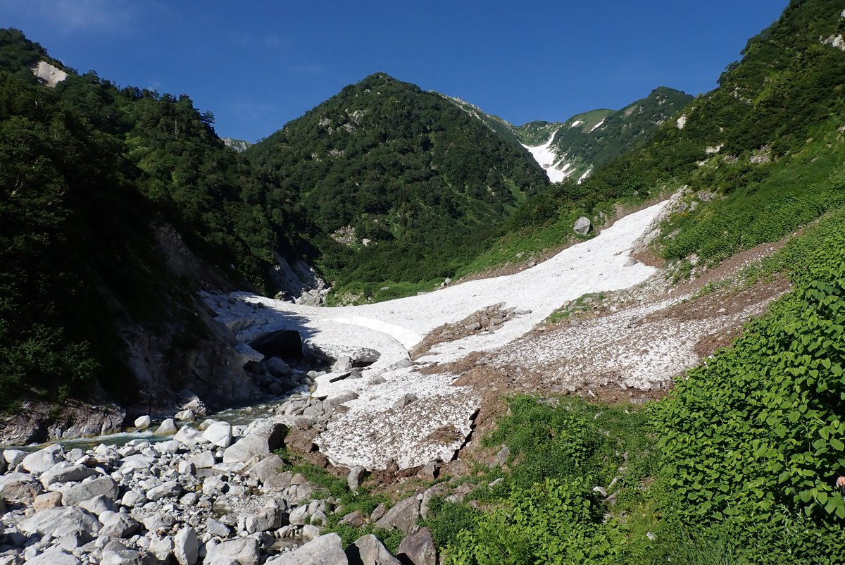 9KtceH0EWNA4wYW's tweet image. 剱岳・北方稜線周回ルート雪渓の状況（７月２８日時点）
三ノ沢出合の雪渓は雪渓上を歩行可能ですが、厚みは分かりません。
#剱岳　#北方稜線　#tnfjp