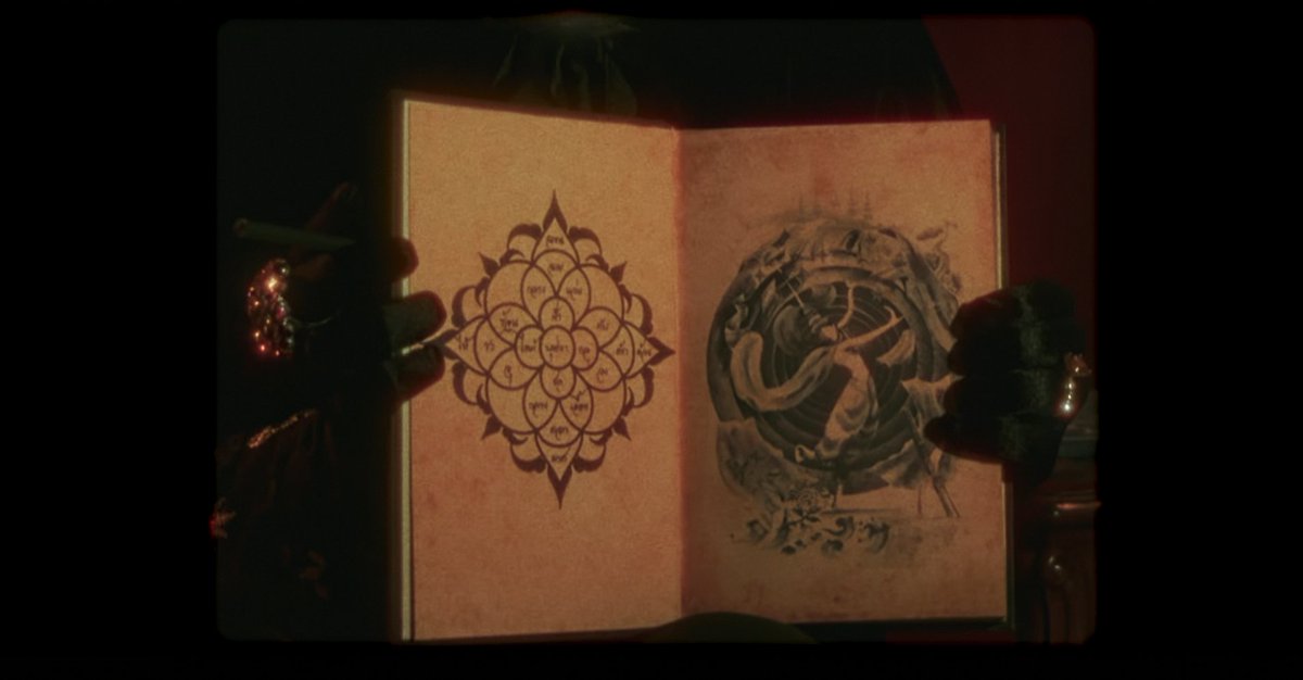 เด็กติดหนัง (@dektitnang) on Twitter photo บุหงาหมื่ภมร เพิ่งได้มีโอกาสดู โดนเส้นนนน 555555
ยังรักษามาตรฐานได้ดีเหมือนเดิม กับการผสวานเอาเรื่องราวคุณไสยและโลกความจริงผสานกันได้ มาในภาคนี้เหมือนดูพวก American Horror Story มันมีความเซอร์เรียลแต่ไม่ครินจ์ (ทำได้ไงวะ)
สะท้อนถึงวงการมายา ที่พร้อมสับขาหลอกกันได้ตลอด บุหงาหมื่ภมร เพิ่งได้มีโอกาสดู โดนเส้นนนน 555555
ยังรักษามาตรฐานได้ดีเหมือนเดิม กับการผสวานเอาเรื่องราวคุณไสยและโลกความจริงผสานกันได้ มาในภาคนี้เหมือนดูพวก American Horror Story มันมีความเซอร์เรียลแต่ไม่ครินจ์ (ทำได้ไงวะ)
สะท้อนถึงวงการมายา ที่พร้อมสับขาหลอกกันได้ตลอด