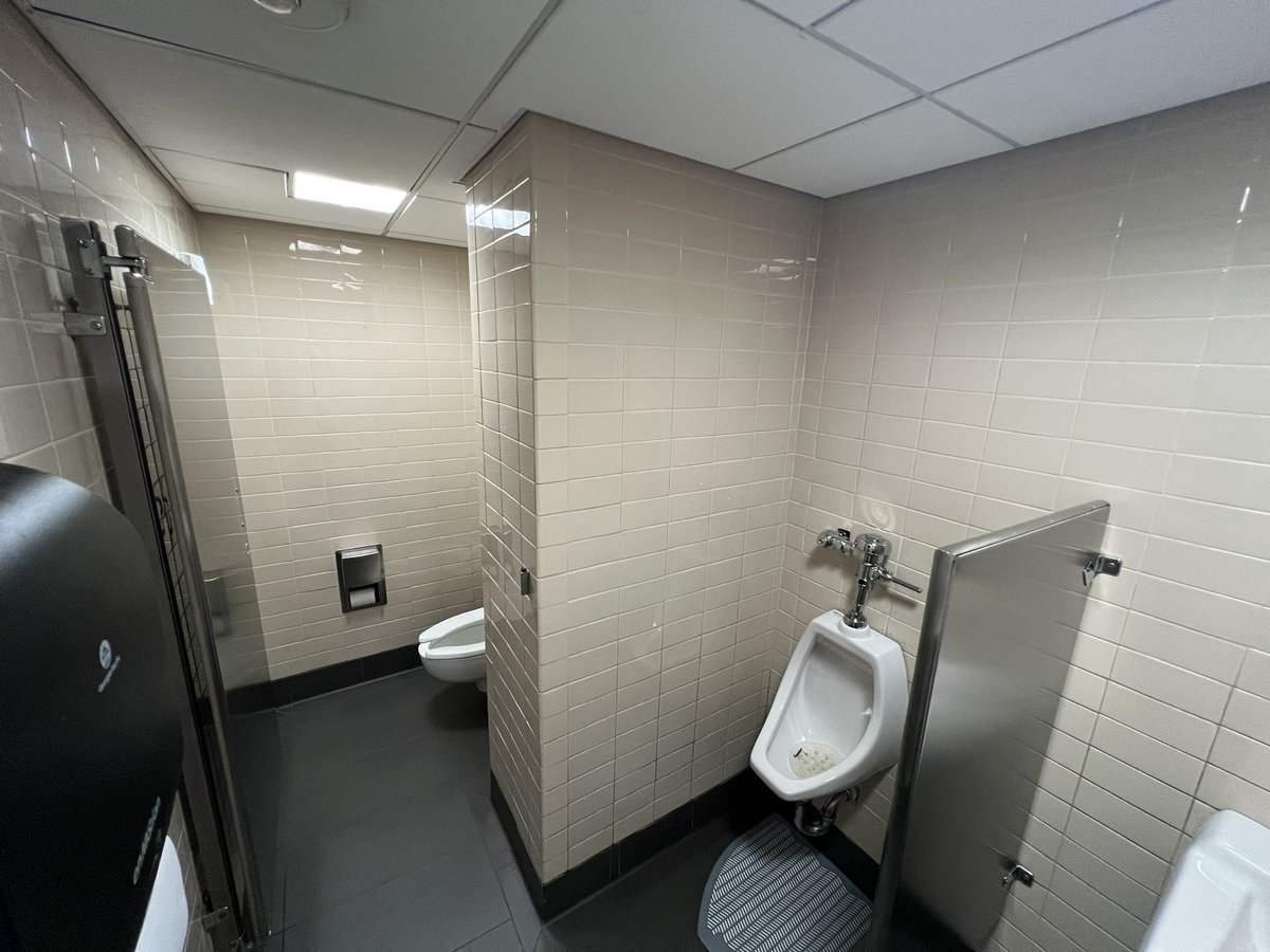 In case you were wondering, this is what the bathrooms in the White House Press Room look like. 

Nothing fancy.