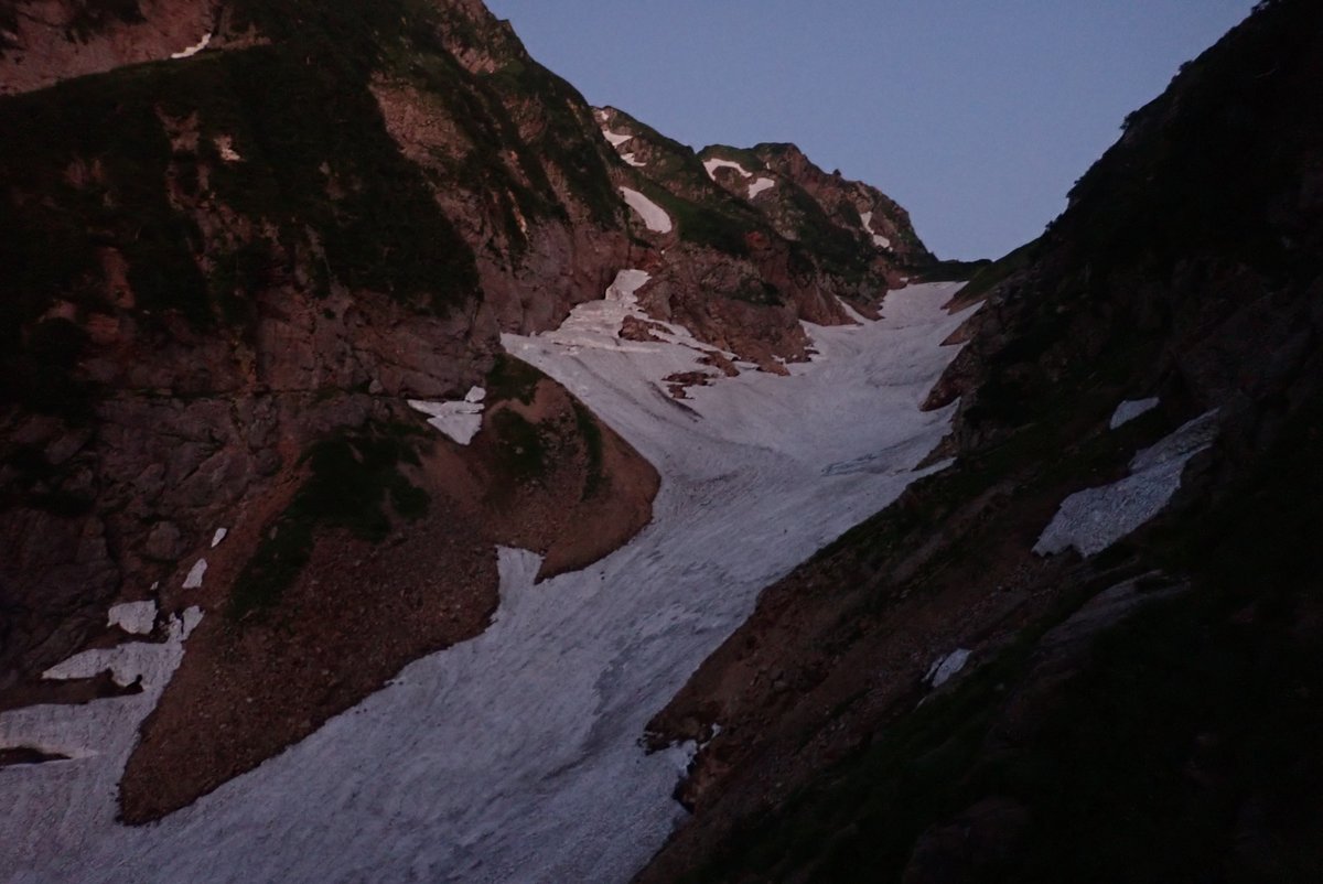 9KtceH0EWNA4wYW's tweet image. 剱岳・北方稜線周回ルート雪渓の状況（７月２９日時点） 
１）鉱山道トラバース箇所に雪渓が残っています。暗い時間帯の通過はお勧めしません。
２）小窓雪渓は割れなどなく良好
詳細は池ノ平小屋に御確認ください。
 #剱岳 #北方稜線 #tnfjp