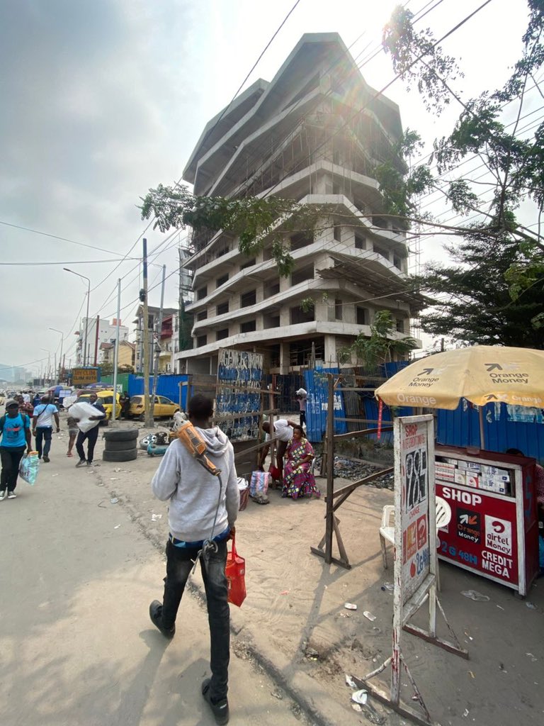 ibramus01's tweet photo. Immeuble mixte: appartements et salle de fêtes sur avenue des huileries à Kinshasa.
Surface bâtie : 8.600m2
Fin des travaux prévue : janvier 2026

@LegacyArchitec #RDC https://t.co/oxLF4k73J1