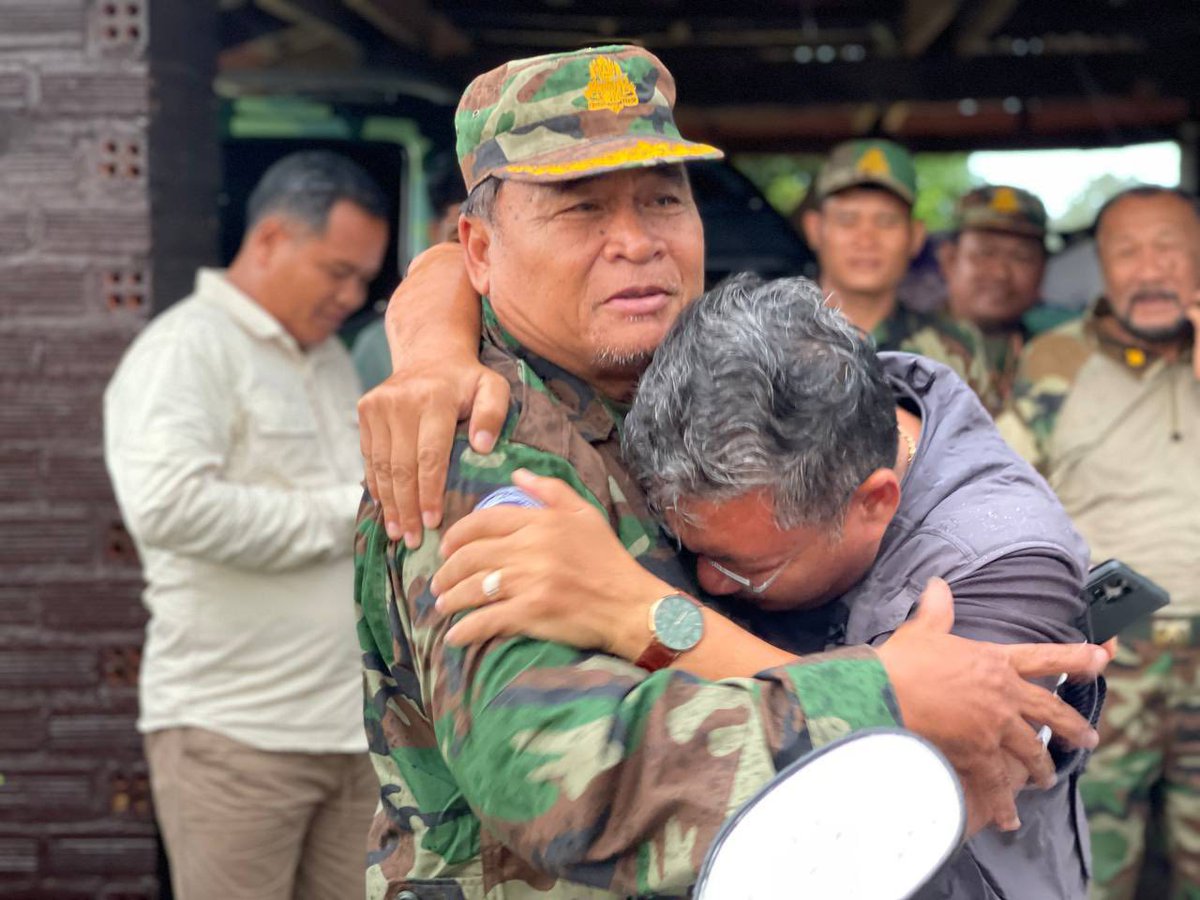 jacobincambodia's tweet image. This is the part of Khmer culture I love—hospitable and warm. These photos are from the Cambodian side of the border. Families are starting to return home. Generosity shows up in food being shared and deep appreciation for the Cambodian soldiers who’ve sacrificed.

Source: FB Soy…