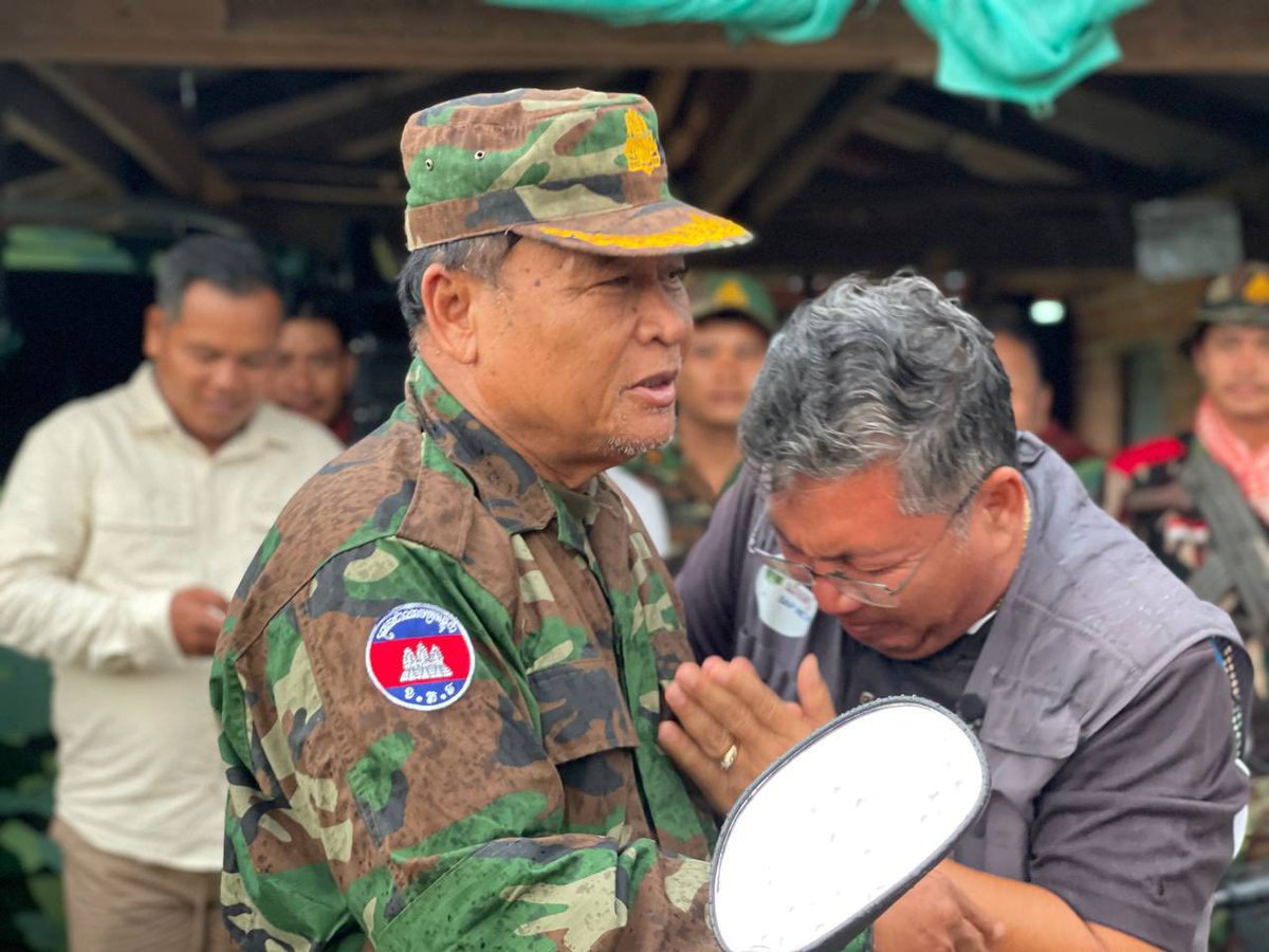 jacobincambodia's tweet image. This is the part of Khmer culture I love—hospitable and warm. These photos are from the Cambodian side of the border. Families are starting to return home. Generosity shows up in food being shared and deep appreciation for the Cambodian soldiers who’ve sacrificed.

Source: FB Soy…